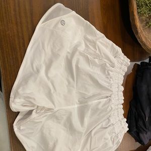 Lululemon size 4 white style hotty hot high rise 4" like new